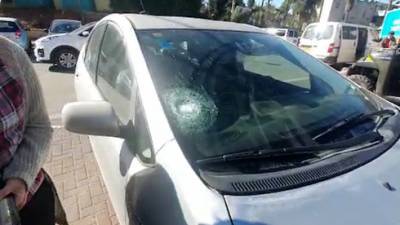 Видео: палестинцы забрасывают камнями машину матери маленьких детей