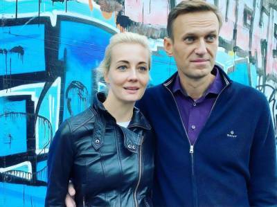 "Привет, Йулия. Моя камера забита фотографиями котов. Что происходит?" Жена Навального получила от мужа письмо. Фото