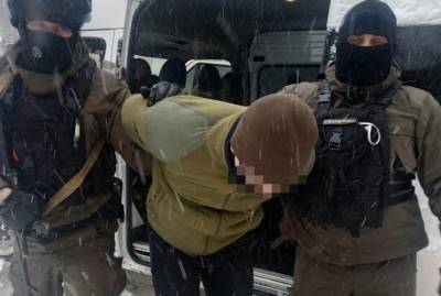 Во Львове задержали студентов, за деньги обливших краской памятник Бандере