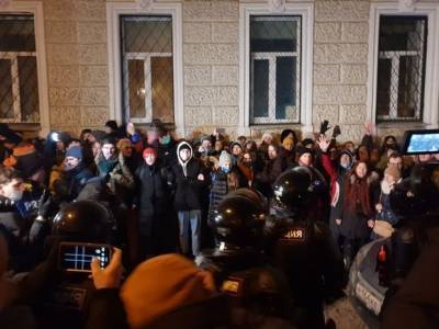 СМИ: Московских полицейских, разгонявших акции протеста, премировали