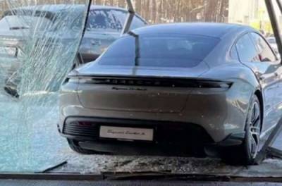 Российский блогер влетел на Porsche в витрину автосалона. ВИДЕО