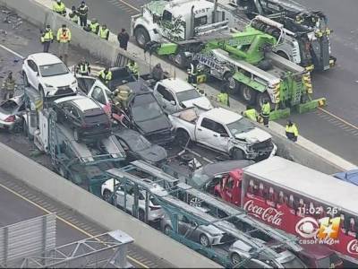 В США столкнулись около 100 автомобилей, есть погибшие (видео)