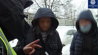 Без прав и нетрезвый: в Киеве патрульные остановили таксиста-нарушителя – видео