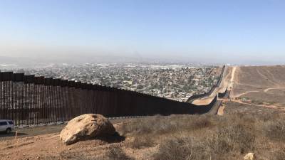 Байден прекратил расходы на строительство стены между США и Мексикой