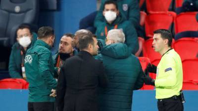 СМИ: УЕФА снял обвинения в расизме с арбитра матча ПСЖ — «Истанбул»
