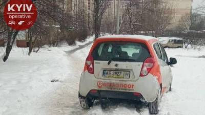 В Киеве водитель разбил машину Getmancar и оставил ее посреди тротуара: фото