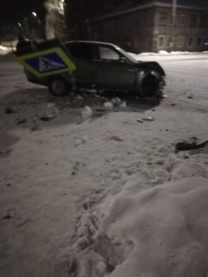 Лобовое ДТП в Вологодской области: один автомобиль снес знак, второй влетел в стену жилого дома (ФОТО)