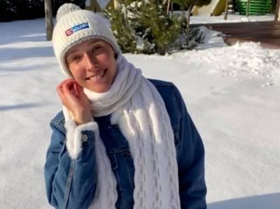 Прорвавшаяся на съемки Катя Осадчая впечатлила снежно-молочным луком: "Какой интересный костюмчик!"