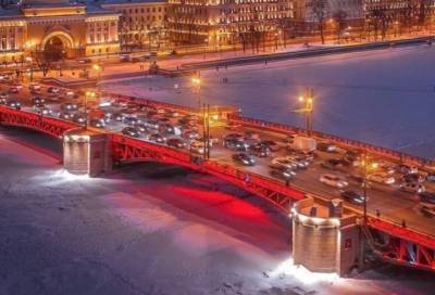 Дворцовый мост засиял красными огнями в честь Китайского Нового года