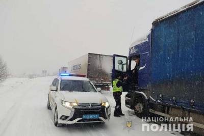 Полицейские Черниговщины круглосуточно помогают гражданам в непогоду