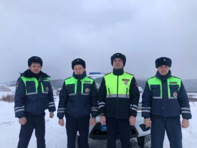 Сахалинские полицейские спасли замерзающего мужчину