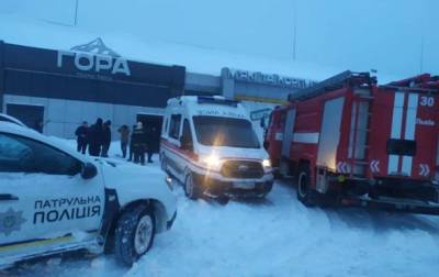 Во Львове под тяжестью снега рухнула крыша магазина