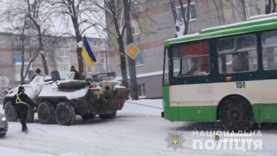 В Ровно троллейбус из снега вытаскивали БТРом – видео