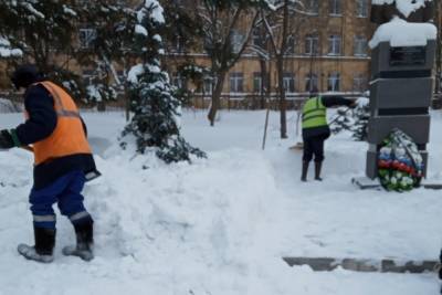 В Петрозаводске подрядчик борется со снегом и наледью