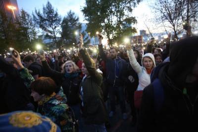 Роскомнадзор вынуждает СМИ удалять новости про акцию за Навального с фонариками