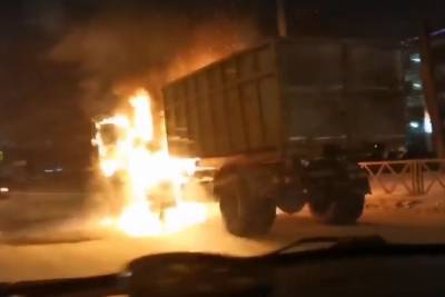 Призрачный мусоровоз: В Ярославле грузовик полыхнул прямо на улице