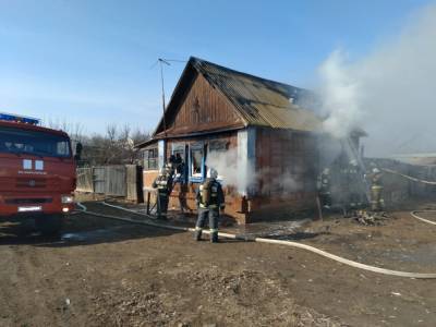В Астраханской области 13 человек потушили загоревшийся дом