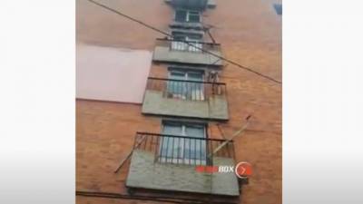 Во Владивостоке рухнувший балкон снес бампер у припаркованного авто