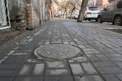 В Астрахани установили новые люки на колодцах канализации и водопровода