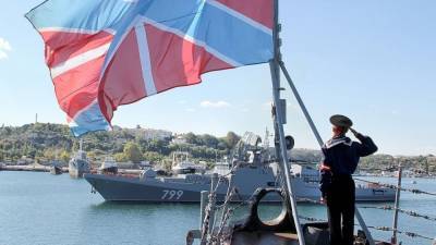 Фрегат "Адмирал Макаров" провел тактические учения с палубной авиацией в Черном море