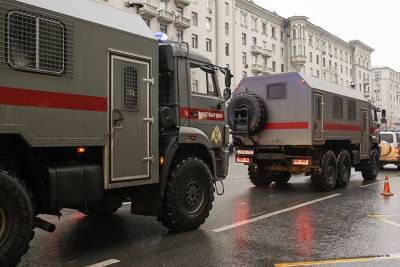 В Москве к суду, где идет процесс о клевете на ветерана, подвезли автозаки и Росгвардию