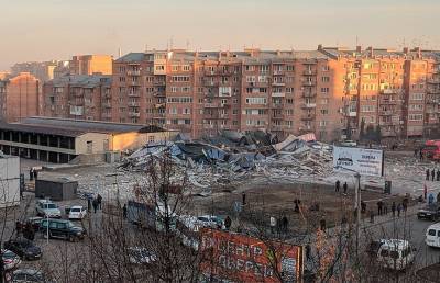 В российском Владикавказе после взрыва обрушился торговый центр