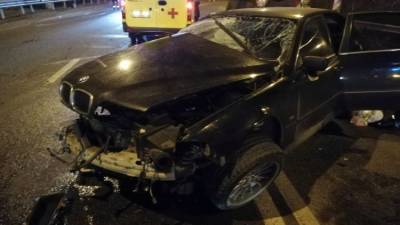 В Керчи водителя BMW зажало в машине после столкновения со стеной