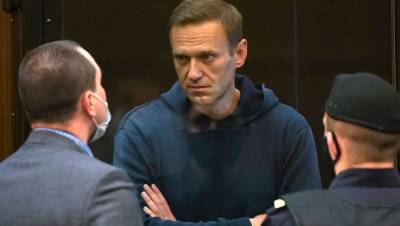 Навального доставили в суд для рассмотрения его дела о клевете