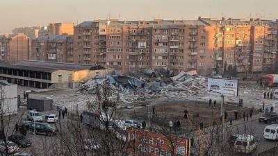Более 100 человек разбирают завалы на месте взрыва супермаркета во Владикавказе
