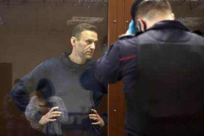 Навального привезли в суд