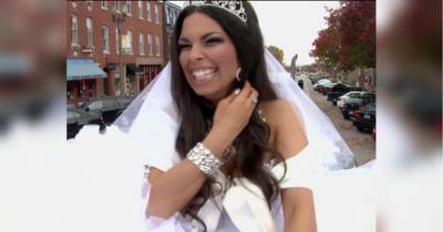 Самый длинный шлейф в мире: невеста прибыла на свадьбу в 16-метровом грузовике