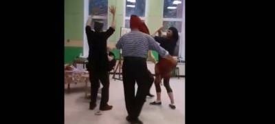 Танец из "Кавказской пленницы" исполнили для обитателей Петрозаводского дома-интерната на карантине (ВИДЕО)