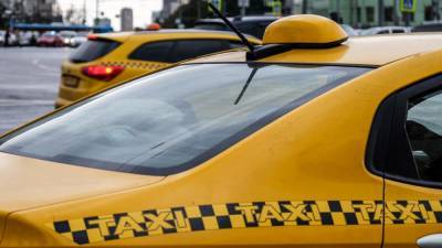 Таксист не справился с управлением и сбил пешехода на западе Москвы