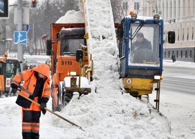 Свыше 60 тысяч рабочих убирают снег в Москве