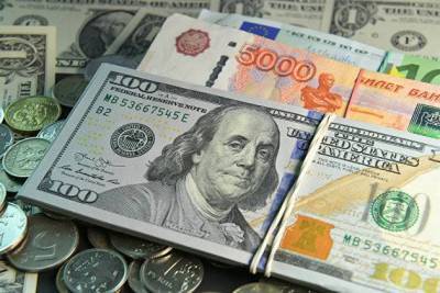 Курс рубля снижается к доллару и евро вслед за нефтью
