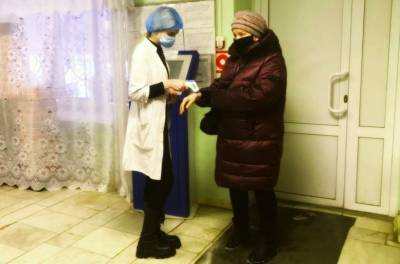 Волонтеры дежурят в липецких поликлиниках