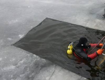 Военные водолазы уходят под лед