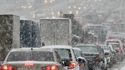 Эксперт дал советы автомобилистам в связи со снегопадом