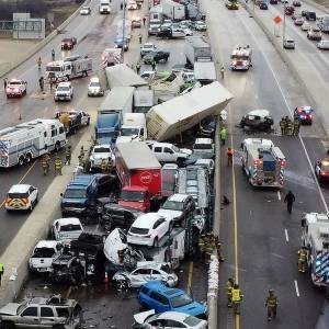 В Техасе на трассе столкнулись 133 автомобиля: погибли шесть человек. Фото