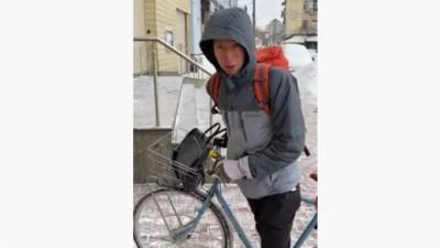 По снегу на велосипеде: дипломат из Нидерландов рассказал как он добирается на работу в Киеве