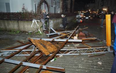 В Турции ураган топил лодки и сносил крыши с домов