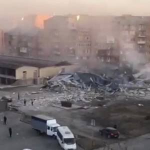 В России взрыв полностью разрушил здание супермаркета. Видео