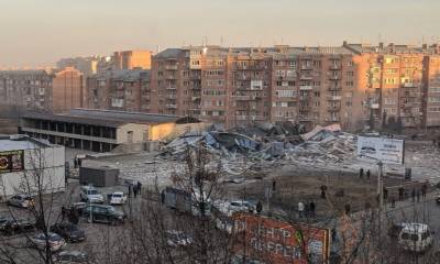 В сети появилось видео, как во Владикавказе рухнул огромный супемаркет