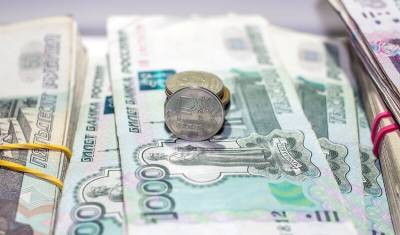 Курс рубля растет по отношению к евро и доллару