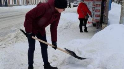 В Пензе студентов отправили на расчистку тротуаров от снега