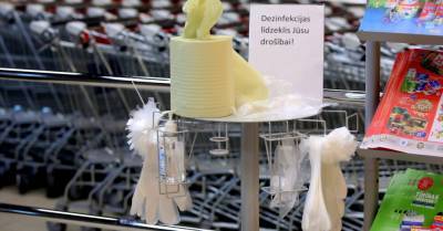 В Латвии больше никто не проверяет, насколько эффективны средства дезинфекции на входах магазинов