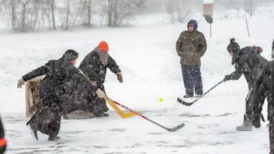 На севере Урала священники и православная молодежь сыграли в хоккей на валенках