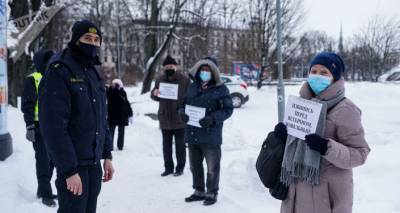 "Извинись перед ветераном, Навальный": пенсионеры вышли с пикетом к посольству РФ в Риге