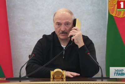 Лукашенко заявил, что умные люди "давно ищут кнопочные телефоны"