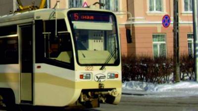 Оживленный проспект в Томске встал в пробке из-за сломавшегося трамвая